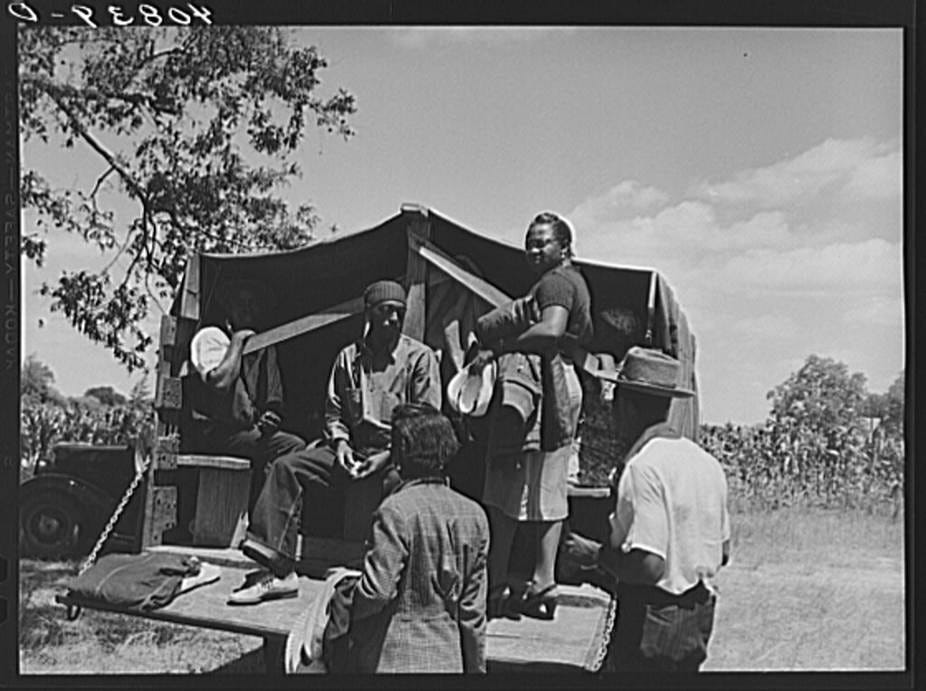 A group of people standing on a truck

AI-generated content may be incorrect.
