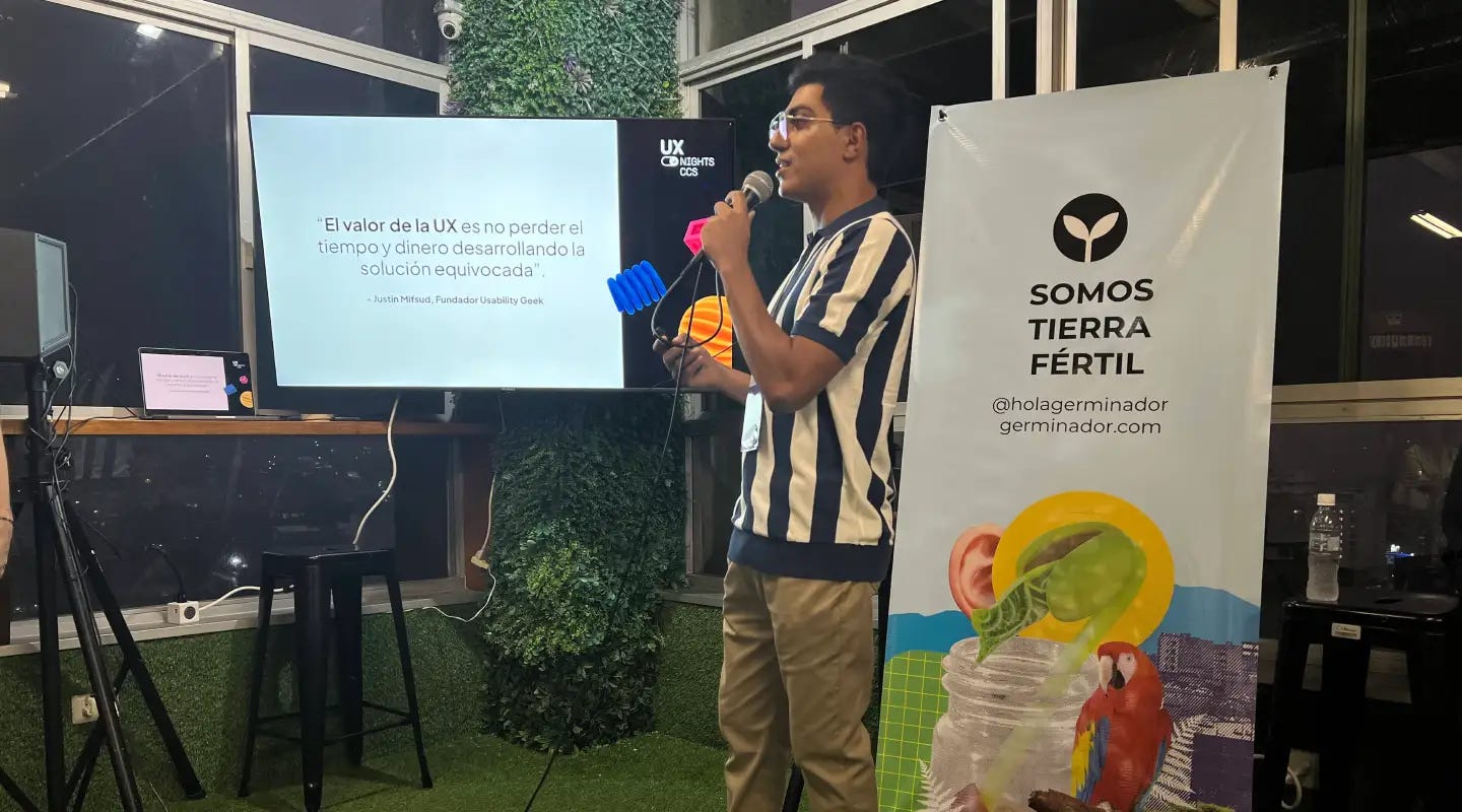 Isaac comentando el valor del UX en las empresas. Foto de Reinaldo Valbuena.