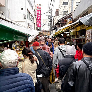 Pictures of the big fish market in Tokyo along with pieces of cut sushi.