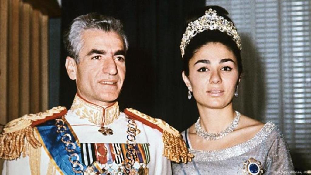 بلاد الفرس، ايران، وولادة الجمهورية الإسلامية : خلع شاه إيران عام 1979:  انتهاء حقبة ملكية استمرت 2500 عام | Qantara.de
