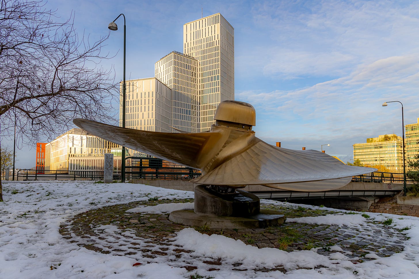 A statue in a city

AI-generated content may be incorrect.