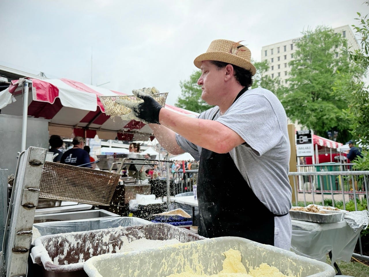 Shane prépare de l’alligator frit au festival international de Louisiane à Lafayette en 2026 aux États-Unis.