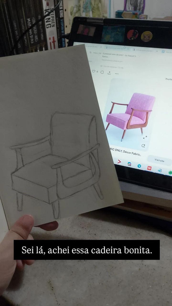 A imagem mostra um esboço feito à mão de uma poltrona, posicionado ao lado de um tablet que exibe a imagem de referência do mesmo móvel.