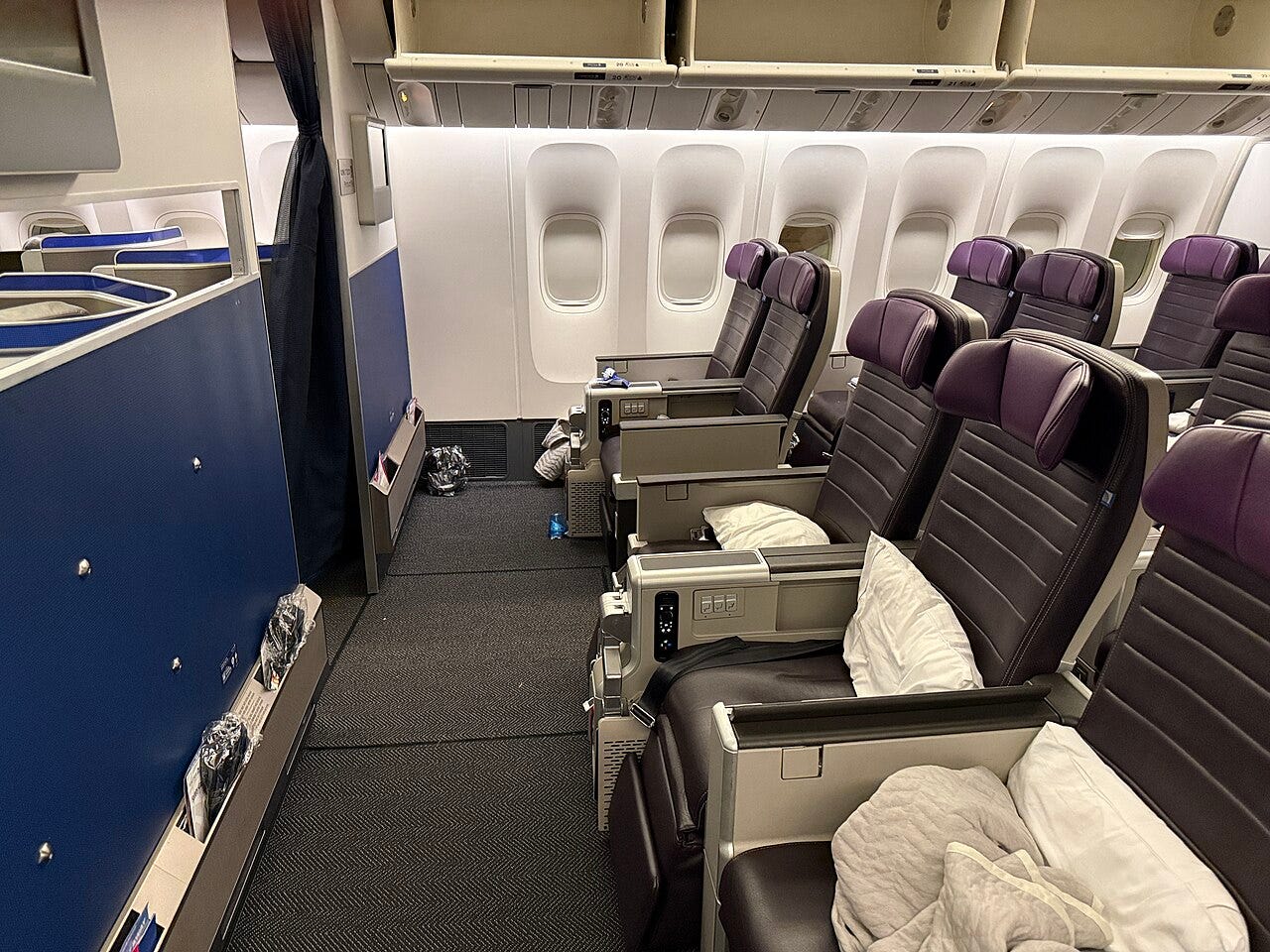 Photo: 4300streetcar / Wikimedia Commons (CC BY 4.0) The front of the Premium Plus cabin on United Airlines Boeing 777-300ER N2250U