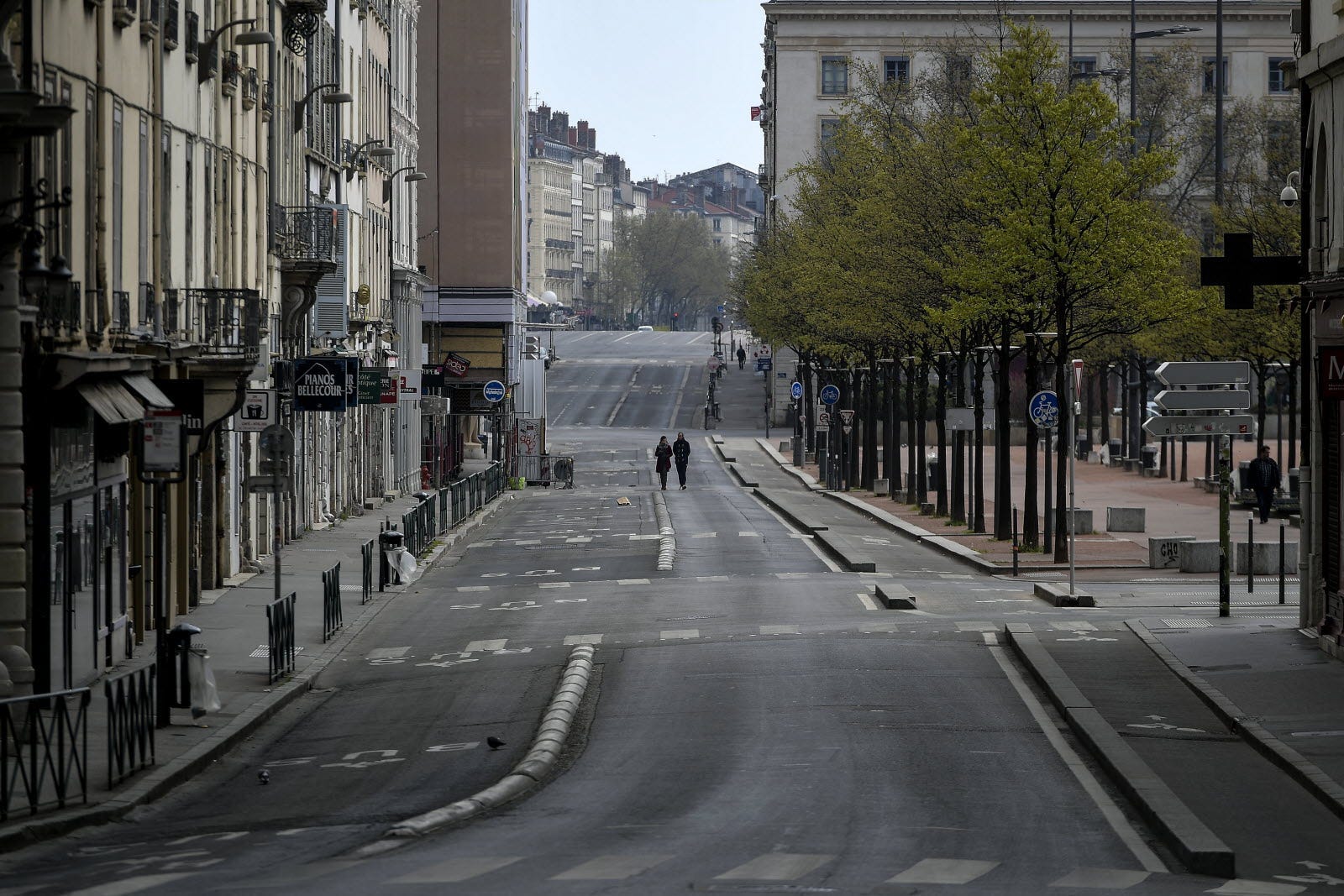 https://cdn-s-www.leprogres.fr/images/3399D8BB-EA81-4F45-9CCD-923732DF2F99/NW_raw/scene-irreelle-ce-dimanche-matin-deux-personnes-arpentent-la-rue-a-hauteur-de-la-place-bellecour-au-13e-jour-de-confinement-photo-le-progres-maxime-jegat-1585661854.jpg