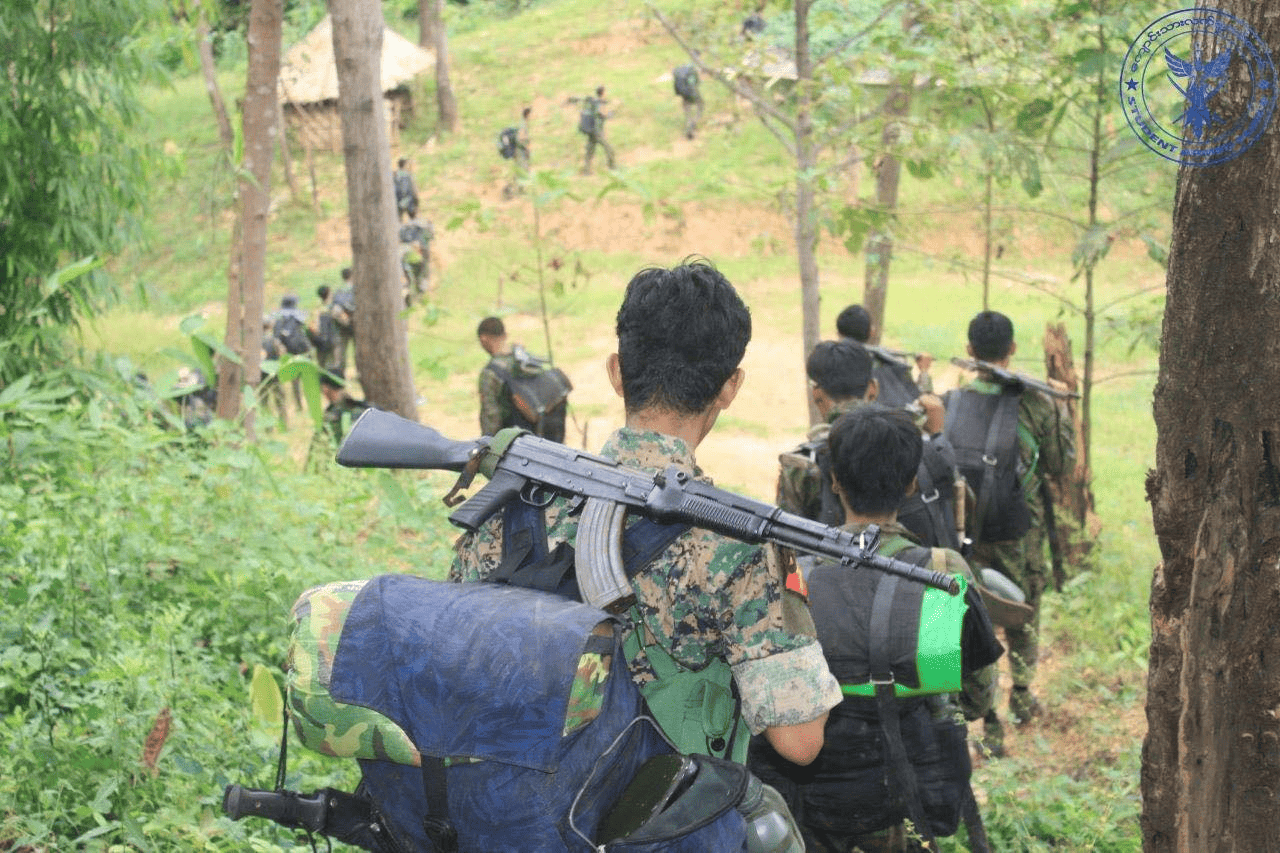 ပုံစာ - စစ်ကိုင်းအထက်ပိုင်းမှာ လှုပ်ရှားနေတဲ့ တော်လှန်ရေးတပ်ဖွဲ့ဝင်တချို့  ဓါတ်ပုံ - ကျောင်းသားလက်ရုံးတပ်တော်