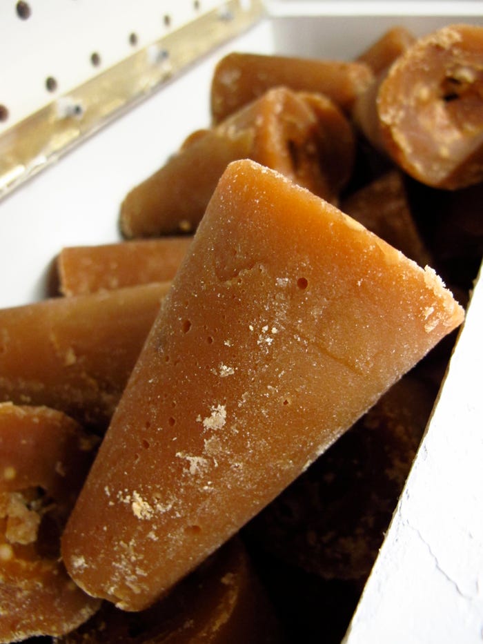 Roscoe De Reyes. Piloncillo - raw cane sugar BY-SA 3.0 via Wikimedia Commons