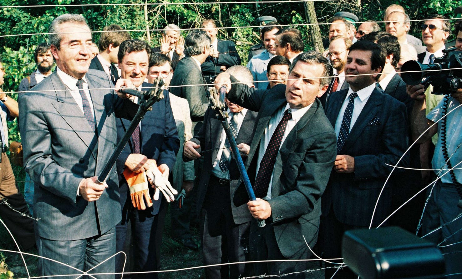 Cutting the Iron Curtain\, image size:1477x892