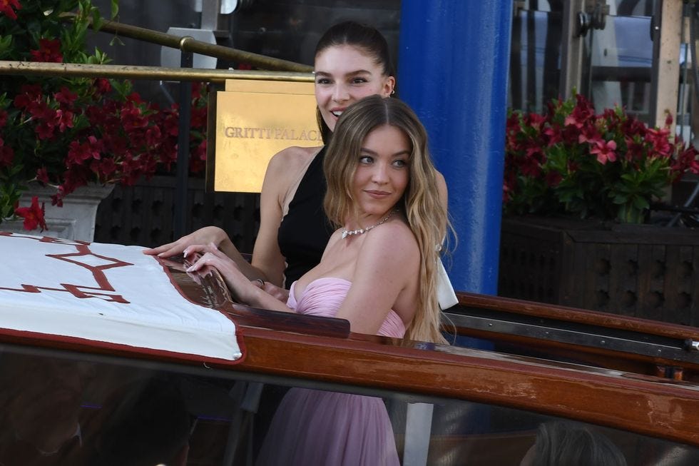 SUV Confessions?! 😂 Julianne Moore & Sydney Sweeney's Unexpected Debate