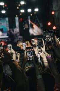 El contenido visual y efímero ha ganado la batalla al texto largo en las redes sociales. Foto de Gian Cescon en Unsplash