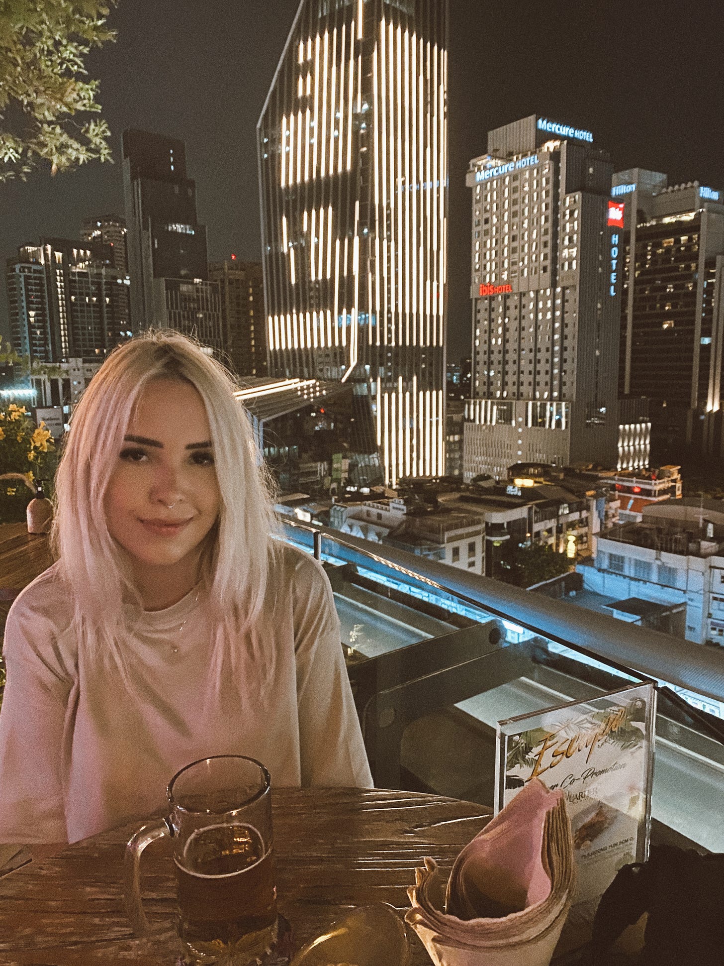 I. em Bangkok. Março de 2022. I COULD EAT THAT GIRL FOR LUNCH. I. em Bangkok. Março de 2022. I COULD EAT THAT GIRL FOR LUNCH.