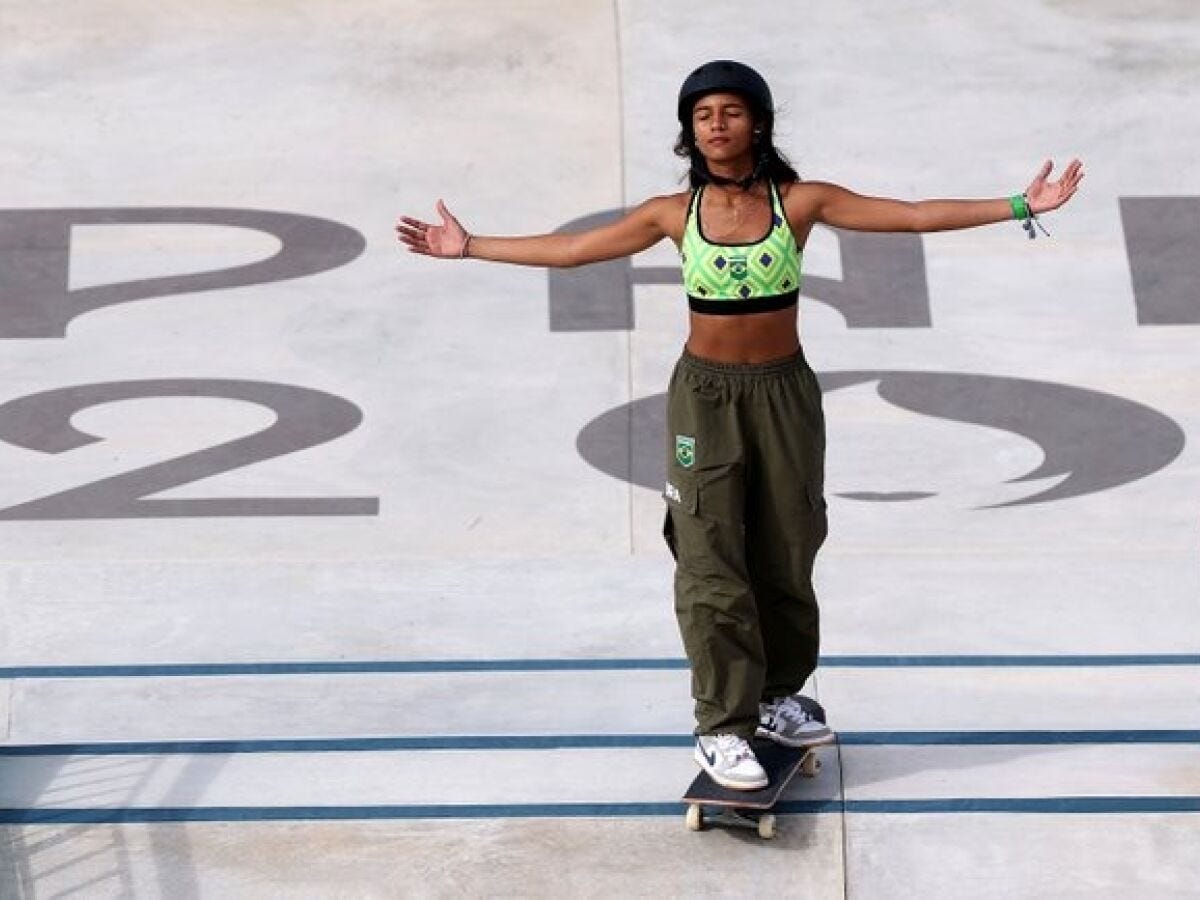 rayssa leal, uma jovem de dezesseis anos, em cima do skate, deslizando em direção a câmera. Ela tem os braços estendidos para o lado e os olhos fechados, com o rosto ligeiramente para cima, uma expressão de contentamento e leveza. rayssa leal, uma jovem de dezesseis anos, em cima do skate, deslizando em direção a câmera. Ela tem os braços estendidos para o lado e os olhos fechados, com o rosto ligeiramente para cima, uma expressão de contentamento e leveza.