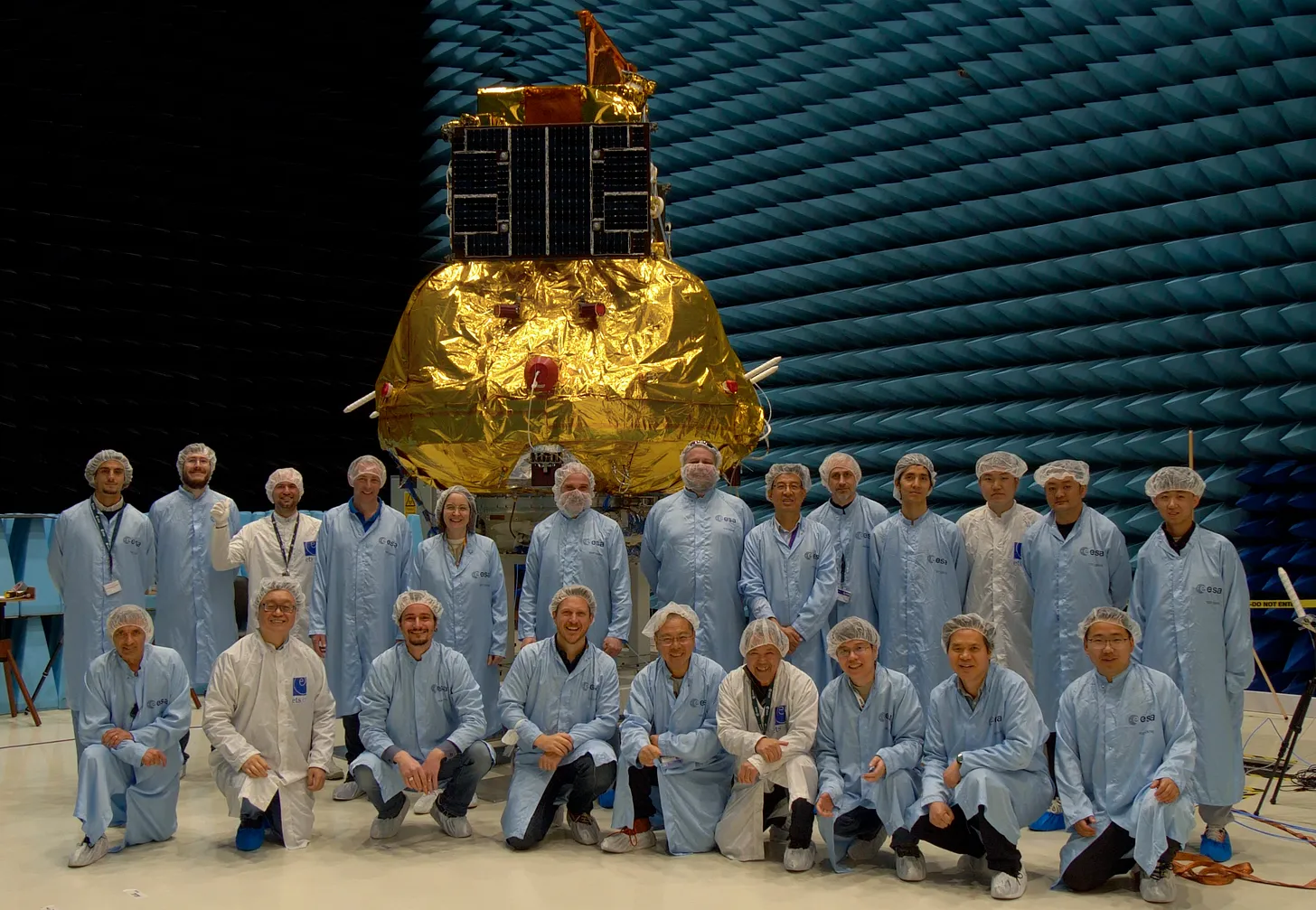 Il satellite SMILE alla Maxwell Test Chamber presso il centro ESTEC dell'ESA con il team della missione. Credits: ESA/M. Roos