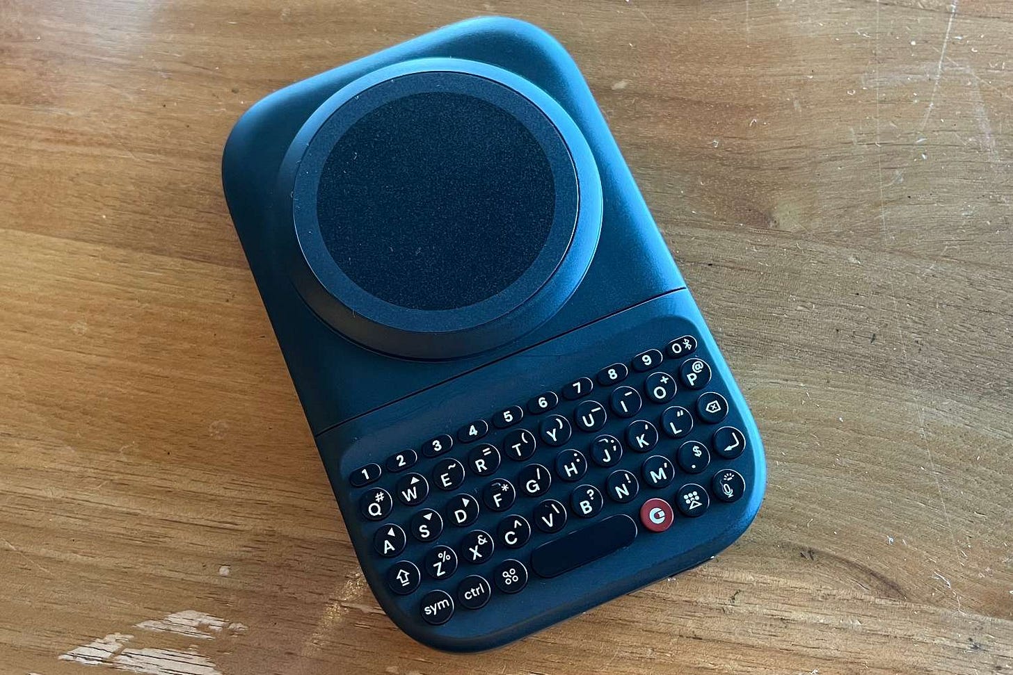 phone keyboard too heavy — Image via Séamus Bellamy phone keyboard too heavy — Image via Séamus Bellamy