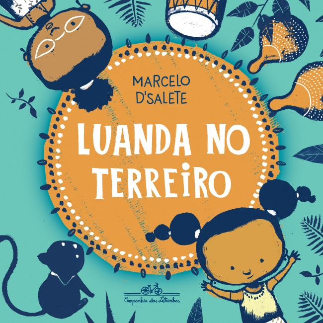 #descrevemospravocê  Capa do livro infantil Luanda no Terreiro, escrito por Marcelo D’Salete. Ao centro, em letras brancas e grandes, está o título, com o nome do autor logo acima, em fonte menor. O texto está sobre um grande círculo alaranjado com bordas decoradas por pequenos elementos gráficos escuros, lembrando miçangas ou contas. O fundo é azul esverdeado com ilustrações em azul-escuro e branco, criando um contraste vibrante e alegre.  Ao redor do círculo central, aparecem personagens e elementos da cultura afro-brasileira. No canto superior esquerdo, uma menina negra está de cabeça para baixo, com cabelos presos e expressão curiosa. No canto inferior direito, outra menina, também negra, com cabelos em maria-chiquinha e braços abertos, parece em movimento, sorrindo. Um gato preto com olhos brancos aparece no canto inferior esquerdo. Entre os desenhos, há instrumentos musicais como atabaques e agogôs, além de folhas e sementes estilizadas, remetendo à natureza e aos terreiros de religiões de matriz africana.  Na parte inferior da capa, está o logotipo da editora Companhia das Letrinhas. A ilustração usa traços simples e expressivos, com cores fortes e simbologias que remetem ao universo infantil e à ancestralidade africana.