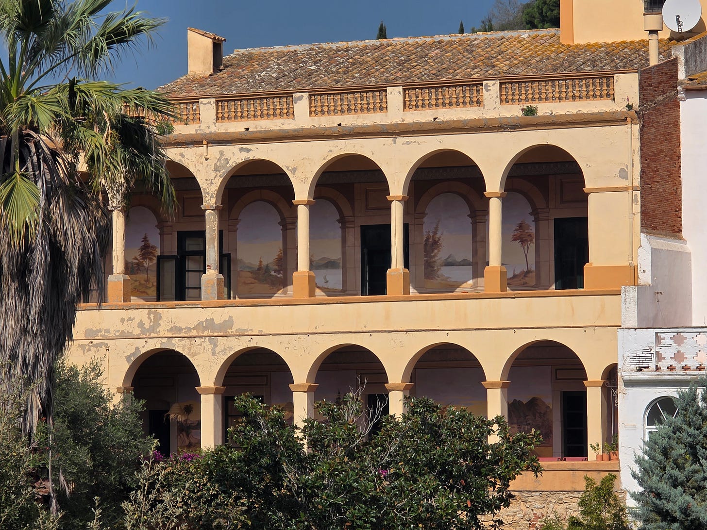 Fachada de una casa colonial en el centro de Begur. Se aprecian los frescos detrás de los arcos. Fachada de una casa colonial en el centro de Begur. Se aprecian los frescos detrás de los arcos.