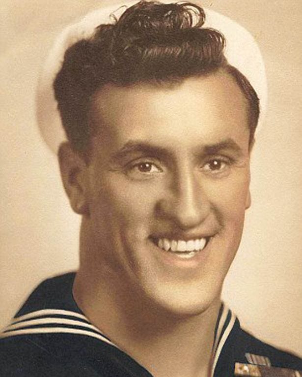 World War II sailor pictured kissing woman in Times Square dies aged 95 -  Mirror Online
