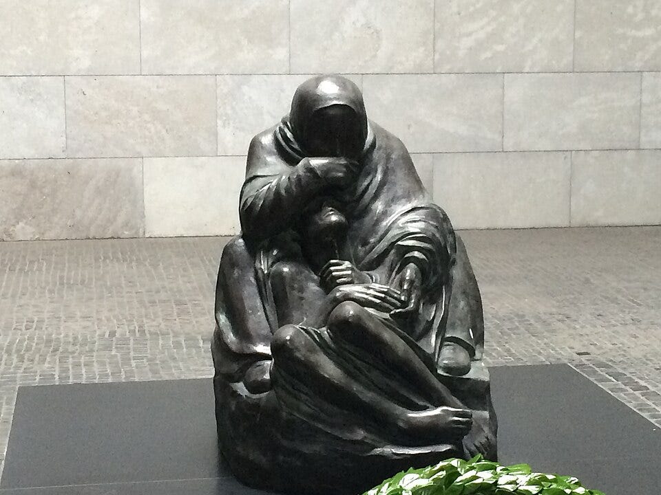 Neue Wache 中的《Mother and Son》|來源:Wikimedia Commons(CC BY 2.0) Neue Wache 中的《Mother and Son》|來源:Wikimedia Commons(CC BY 2.0)