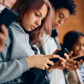 [ Flash ] Censure de la loi interdisant les réseaux sociaux au moins de 15 ans