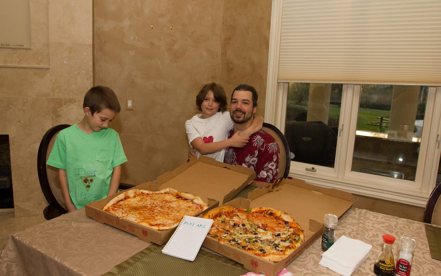Laszlo Hanyecz con sus hijos después de comprar pizza con Bitcoin Laszlo Hanyecz con sus hijos después de comprar pizza con Bitcoin