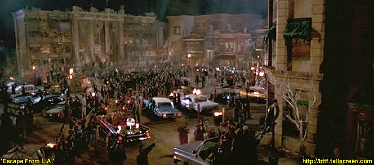 "Ucieczka z Los Angeles" (1996) - budynek sądu odrapany i pozbawiony trójkątnego dachu