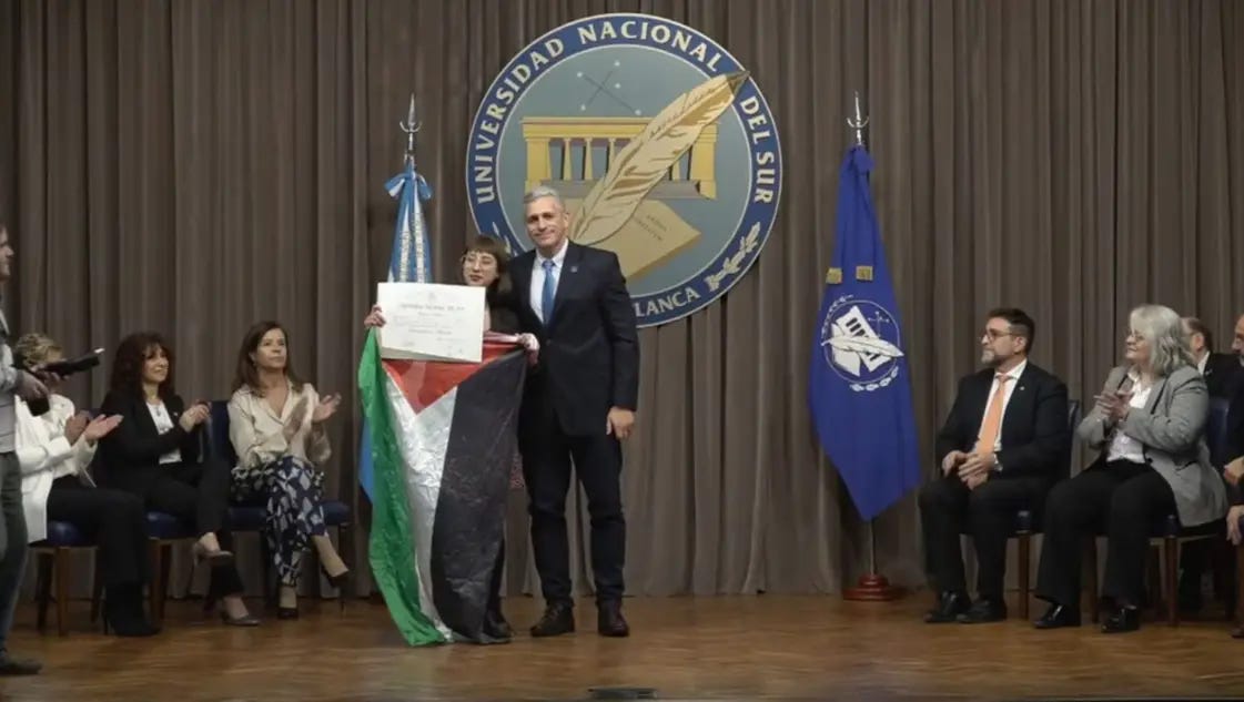 La mejor promedio de la UNS recibió su diploma con una bandera palestina