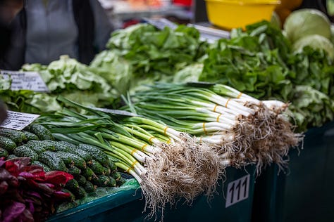 Această selecție urmărește legumele de sezon și felul în care piața devine, la început de aprilie, una dintre cele mai vii imagini ale primăverii urbane. Tarabele pline de verdețuri, salată, ridichi și ceapă verde vorbesc despre prospețime, despre ritmul sezonului și despre apropierea unei perioade în care aceste gusturi simple revin firesc pe mesele oamenilor.