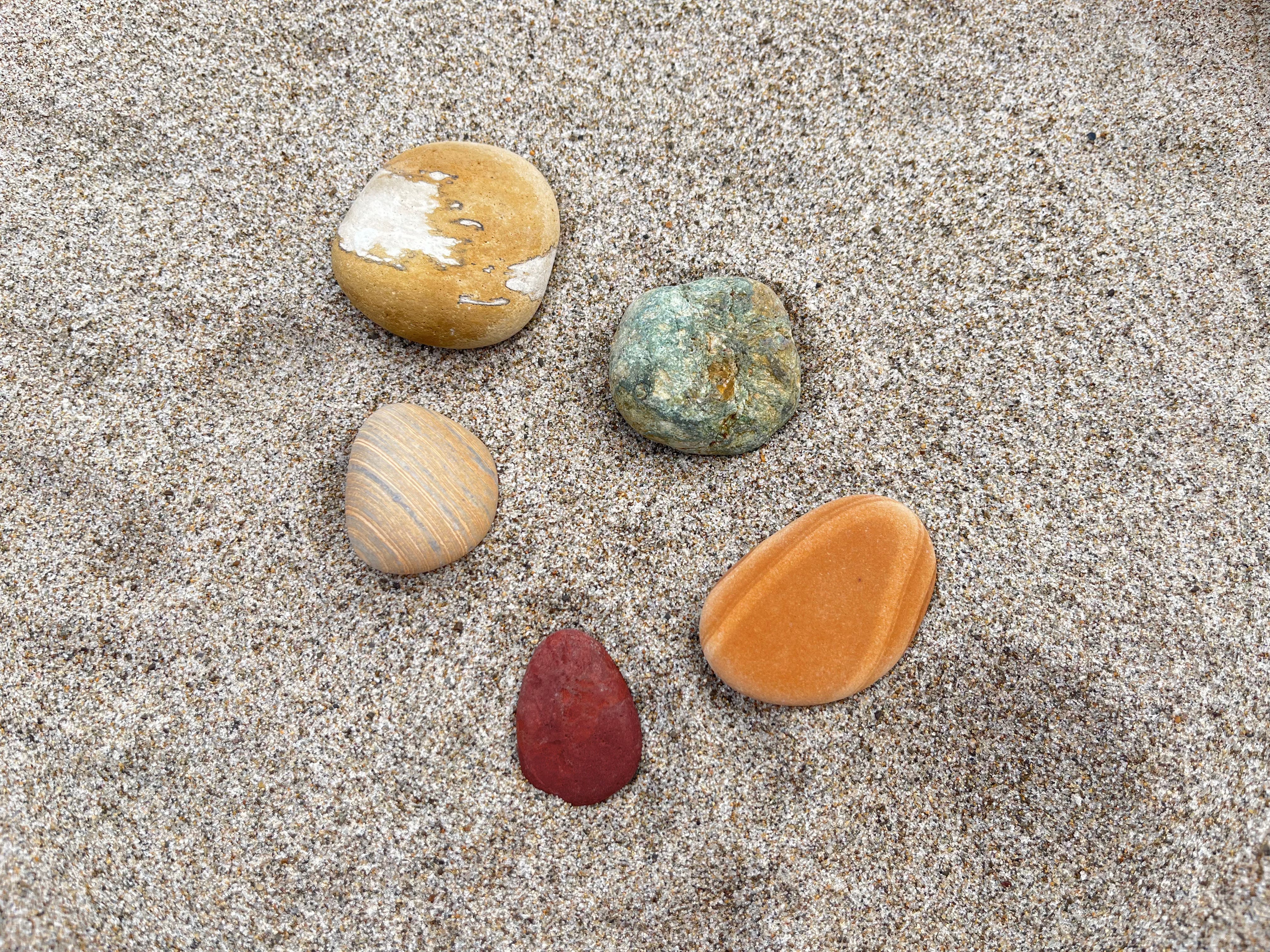 あの人は、今日も石を拾っている：「石の人」氏と考える、現代の石