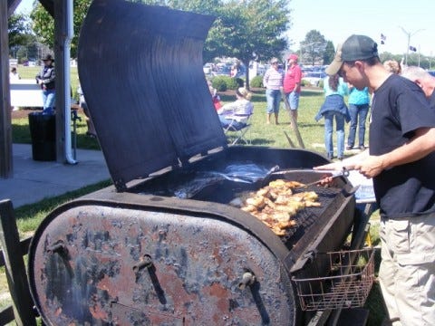 Grilling chicken (mb) (640x480) Grilling chicken (mb) (640x480)