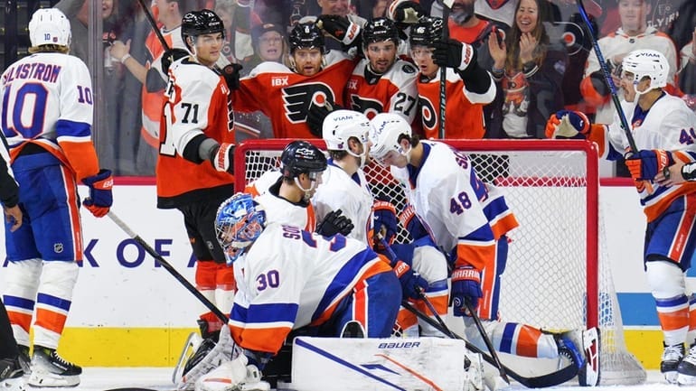 Islanders lose to Flyers, who get physical with rookie Matthew Schaefer -  Newsday