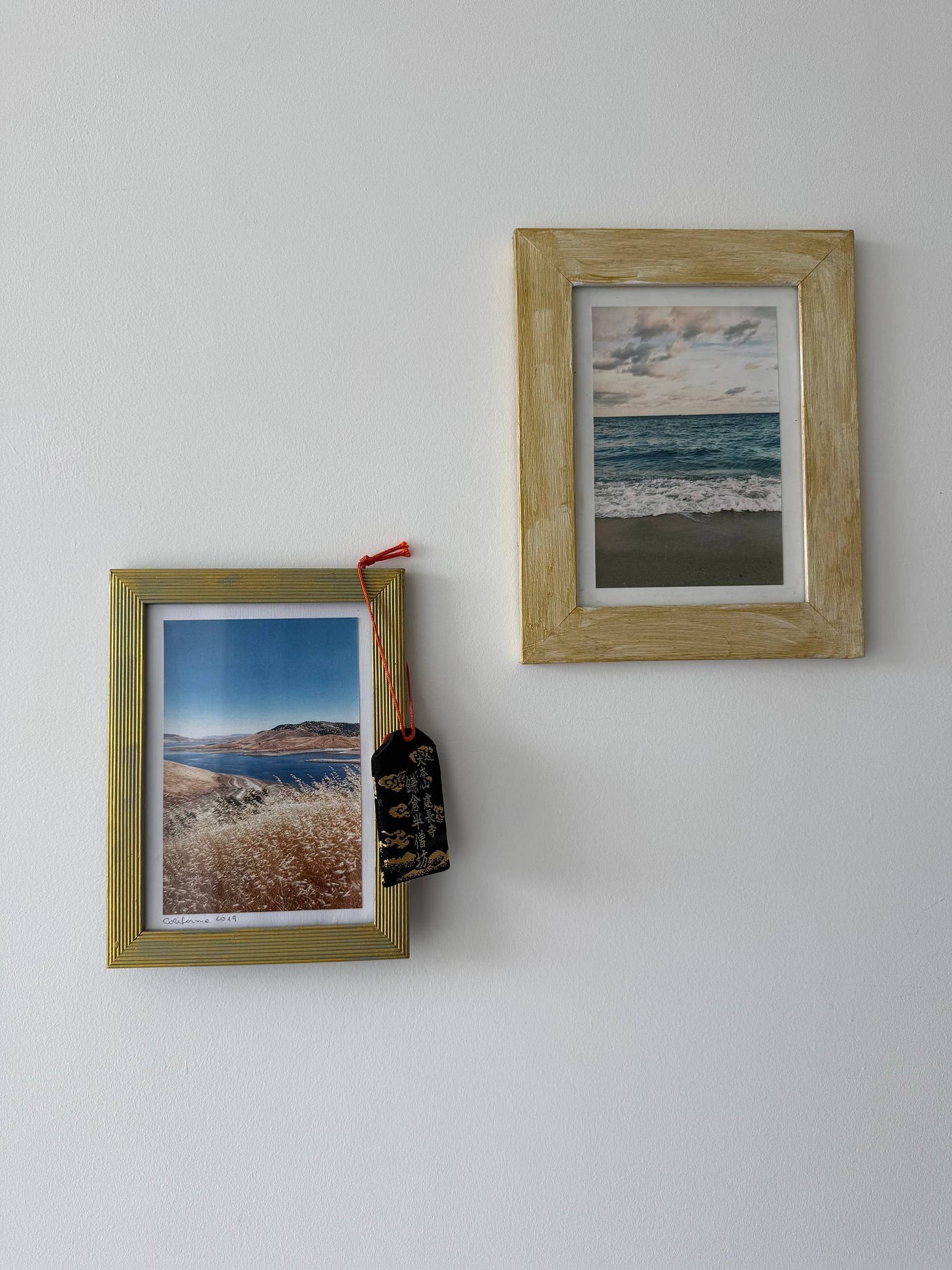 Dos fotos de la playa colgadas de la pared