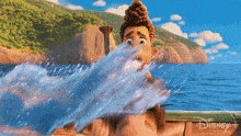 Gif dal film Pixar Luca. Luca Paguro, un ragazzo animato con capelli castani ricci, viene colpito da uno spruzzo d'acqua che gli investe il viso e il corpo. I suoi occhi sono spalancati per la sorpresa e il panico, e la sua bocca è aperta. Si trova su una barca di legno, con il mare azzurro e le scogliere rocciose sullo sfondo e si trasforma in una creatura marina.