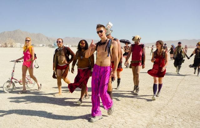 Look everyone, it's a social scene in a desert! Look everyone, it's a social scene in a desert!