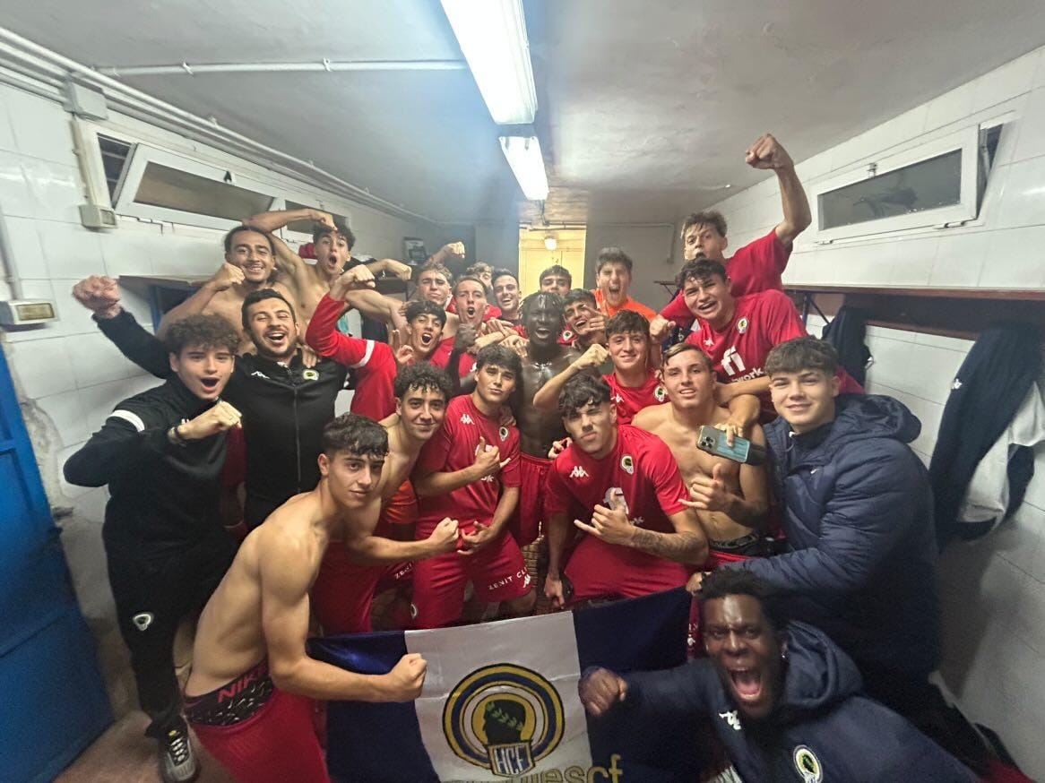 El Juvenil A, celebrando la victoria en el vestuario