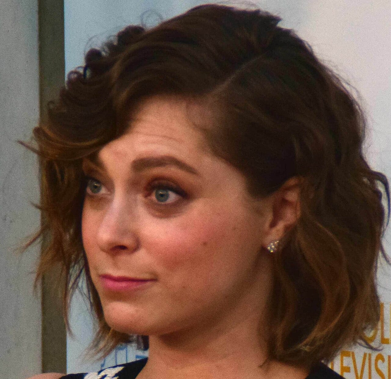 Rachel Bloom tijdens de 37th College Television Awards in 2016. Rachel Bloom tijdens de 37th College Television Awards in 2016.