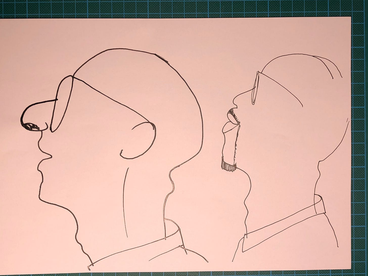Photo d'une feuille A4 où j'ai fait deux fois le  portrait d'un homme de profil sans cheveux portant des lunettes, avec des matériaux différents.