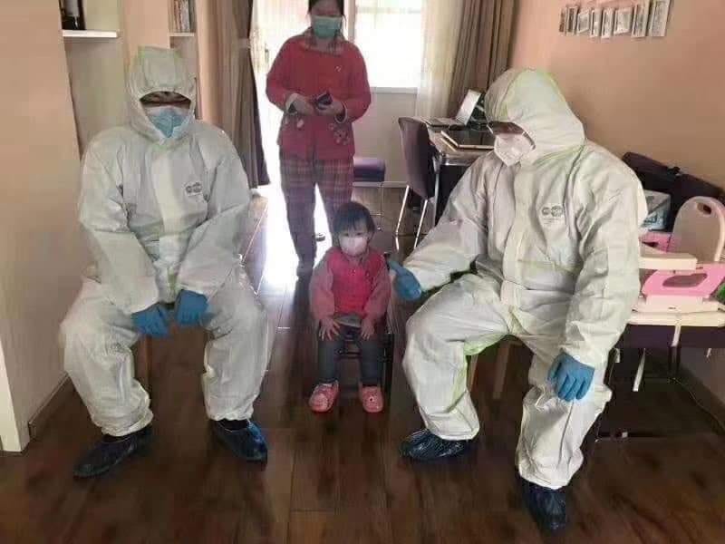 图二、多家海外媒体刊登了习近平视察武汉那天,有警察进驻市民家中的照片。自己穿着防护隔离服的警察们,是否想过如果防护隔离服的表面带有新冠病毒,坐在中间的孩子会有感染病毒的风险?(图片来源于网络。Photographer unknown. Credit reserved to the photographer.) 图二、多家海外媒体刊登了习近平视察武汉那天,有警察进驻市民家中的照片。自己穿着防护隔离服的警察们,是否想过如果防护隔离服的表面带有新冠病毒,坐在中间的孩子会有感染病毒的风险?(图片来源于网络。Photographer unknown. Credit reserved to the photographer.)