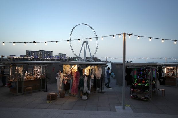 The beach market in Dubai. The city is experiencing an exodus of expatriates linked to Emirates Airline. The beach market in Dubai. The city is experiencing an exodus of expatriates linked to Emirates Airline.