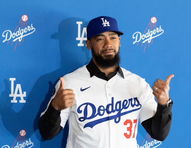Dodgers outfielder Teoscar Hernández re-sgined with the Dodgers for three years and $66 million. He made the announcement during a press conference...