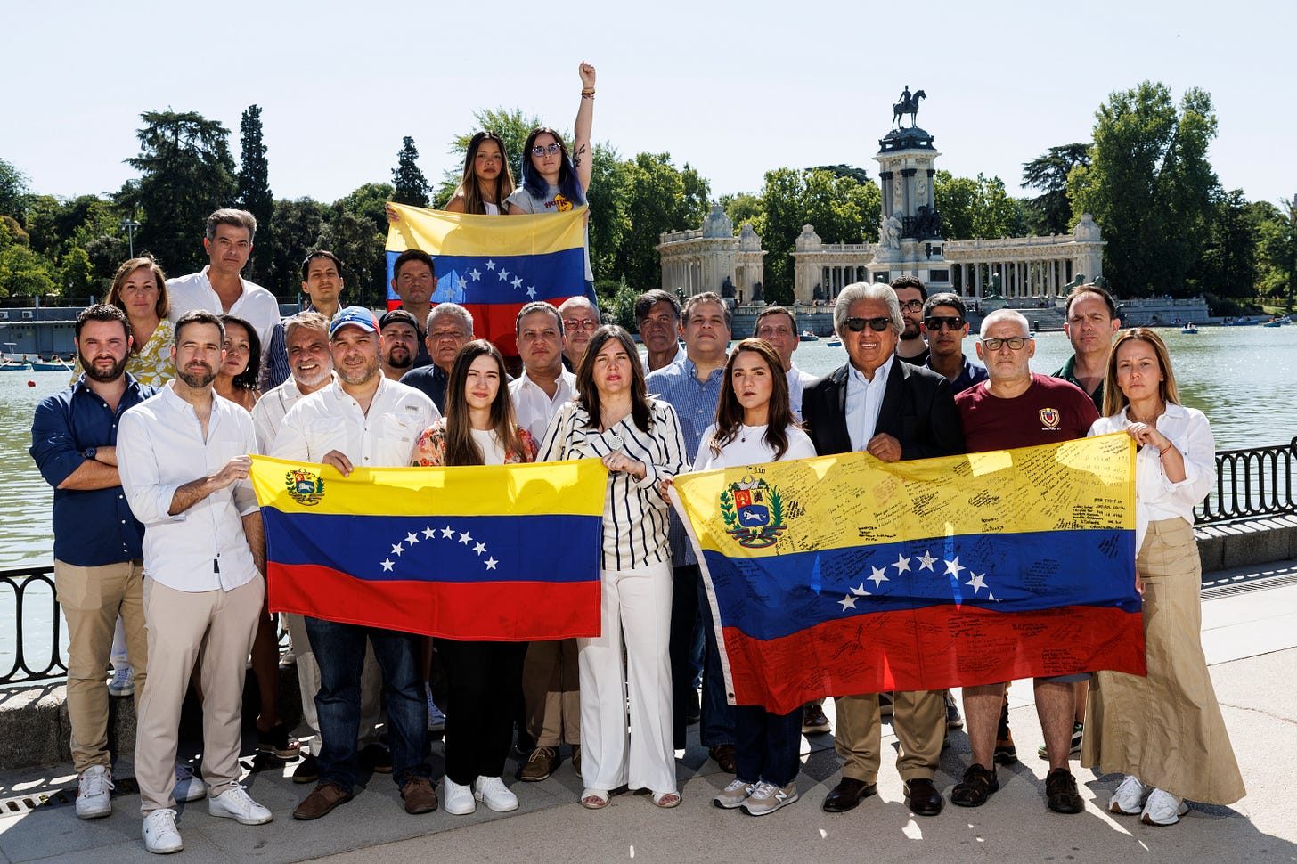 Un nutrido grupo de la diáspora venezolana reunido, ayer, en el Parque del Retiro de Madrid. Un nutrido grupo de la diáspora venezolana reunido, ayer, en el Parque del Retiro de Madrid.