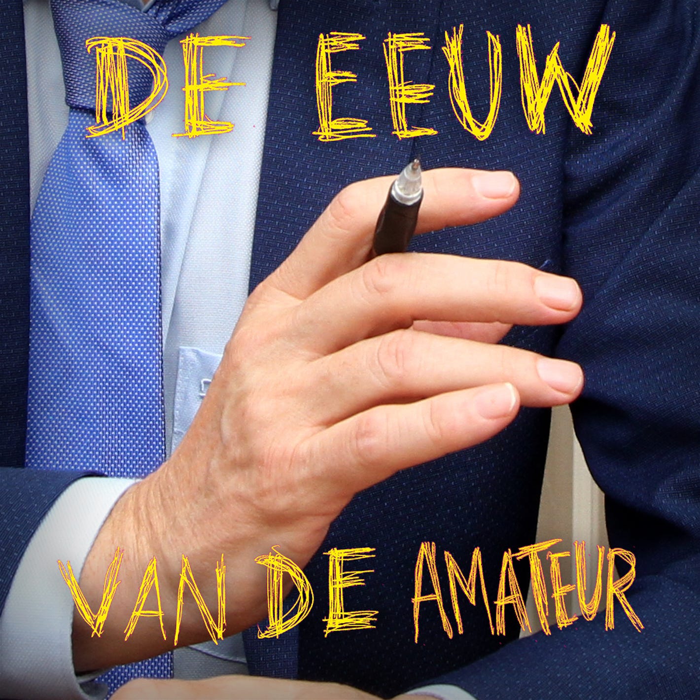 Artwork van de Eeuw van de Amateur aflevering 70. Je ziet de borst van Arthur, hij draagt een pak en een blauwe stropdas met een pen in zijn hand er voor.