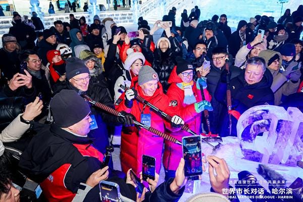 Dans un grand sourire, nos maires s'activent pour graver un bloc de glace aux initiales GMD.