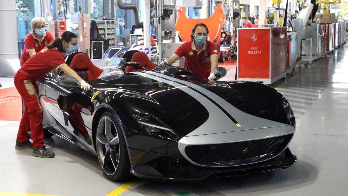 Arrancan las líneas de producción de Maranello y Módena de Ferrari