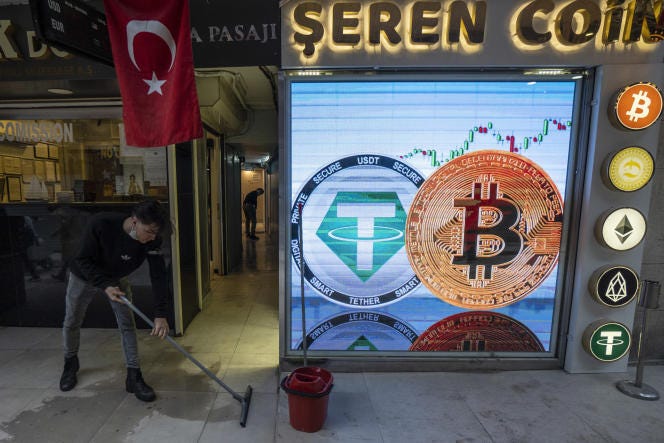 Devant un bureau de change, à Istanbul, en Turquie, le 8 novembre 2021.
