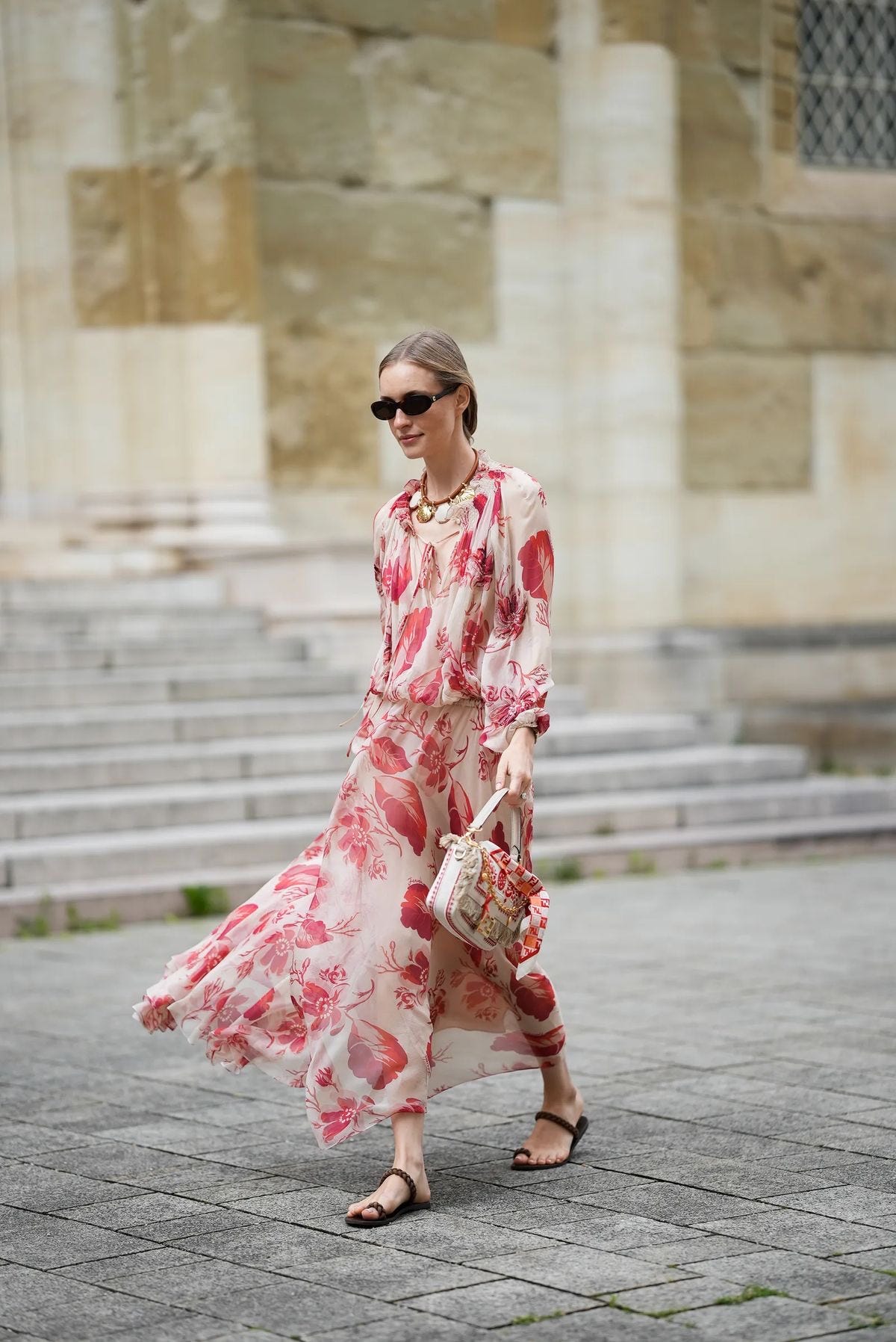 mujer con look de entretiempo en exterior urbano con luz natural de primavera mujer con look de entretiempo en exterior urbano con luz natural de primavera