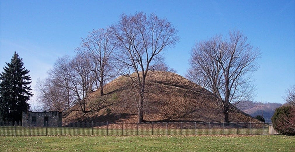 Grave Creek Mound, Moundsville, West Virginia, USA (Tim Kiser/CC BY-SA 2.5) Grave Creek Mound, Moundsville, West Virginia, USA (Tim Kiser/CC BY-SA 2.5)
