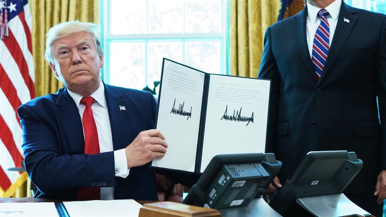 Il presidente Trump impone nuove sanzioni all'Iran. Il presidente Trump impone nuove sanzioni all'Iran.