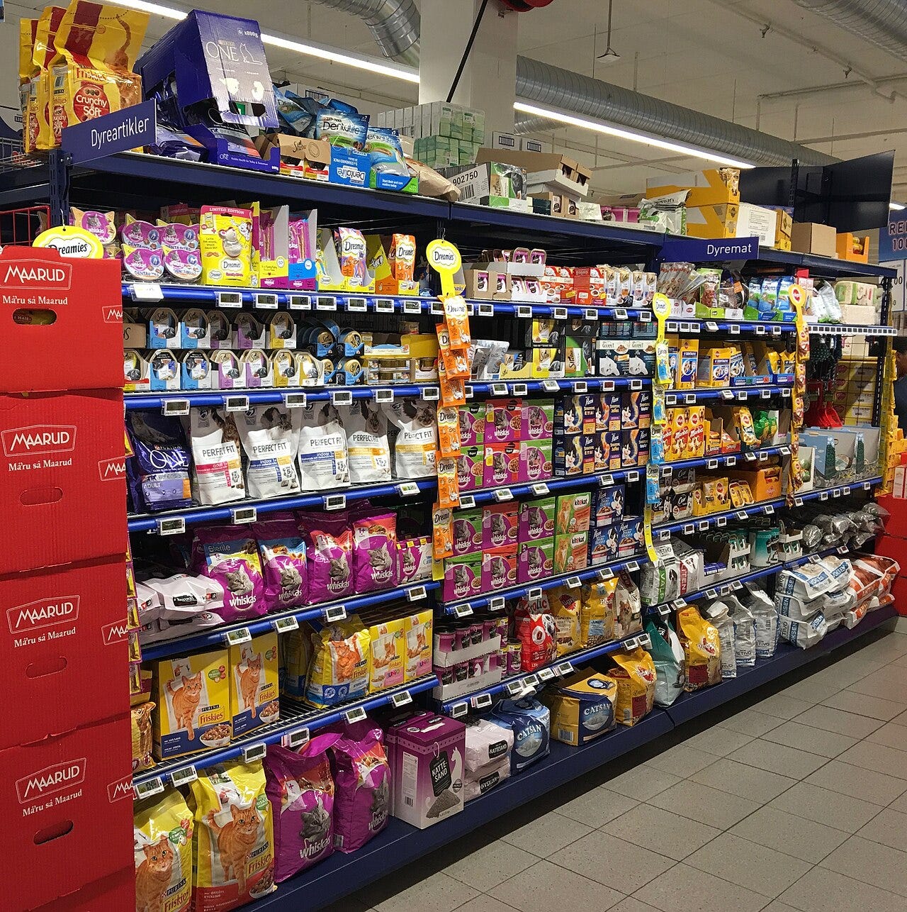 Photo: Wolfmann / Wikimedia Commons (CC BY-SA 4.0) Pet food and products ("Dyreartikler", "dyremat") displayed for sale in REMA 1000 (discount supermarket chain) in Tønsberg, Norway, November 2017.