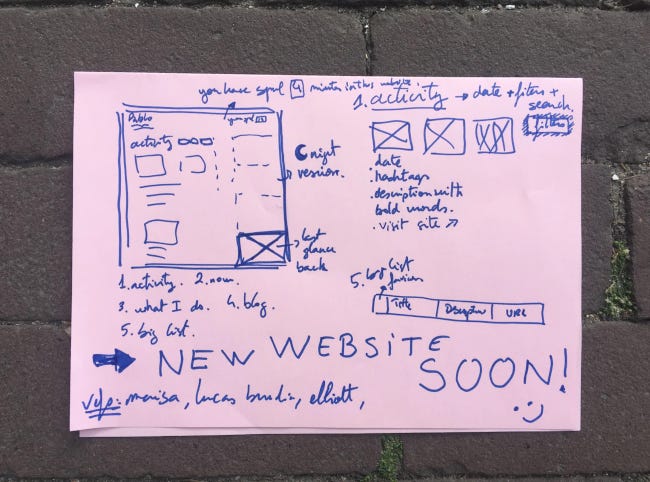 Une feuille A4 rose scotchée sur un mur de brique. On y voit des dessins, comme un brouillond e page d'accueil, des notes en pattes de mouche illisibles et une grande légende, en lettres capitales : new web site soon !