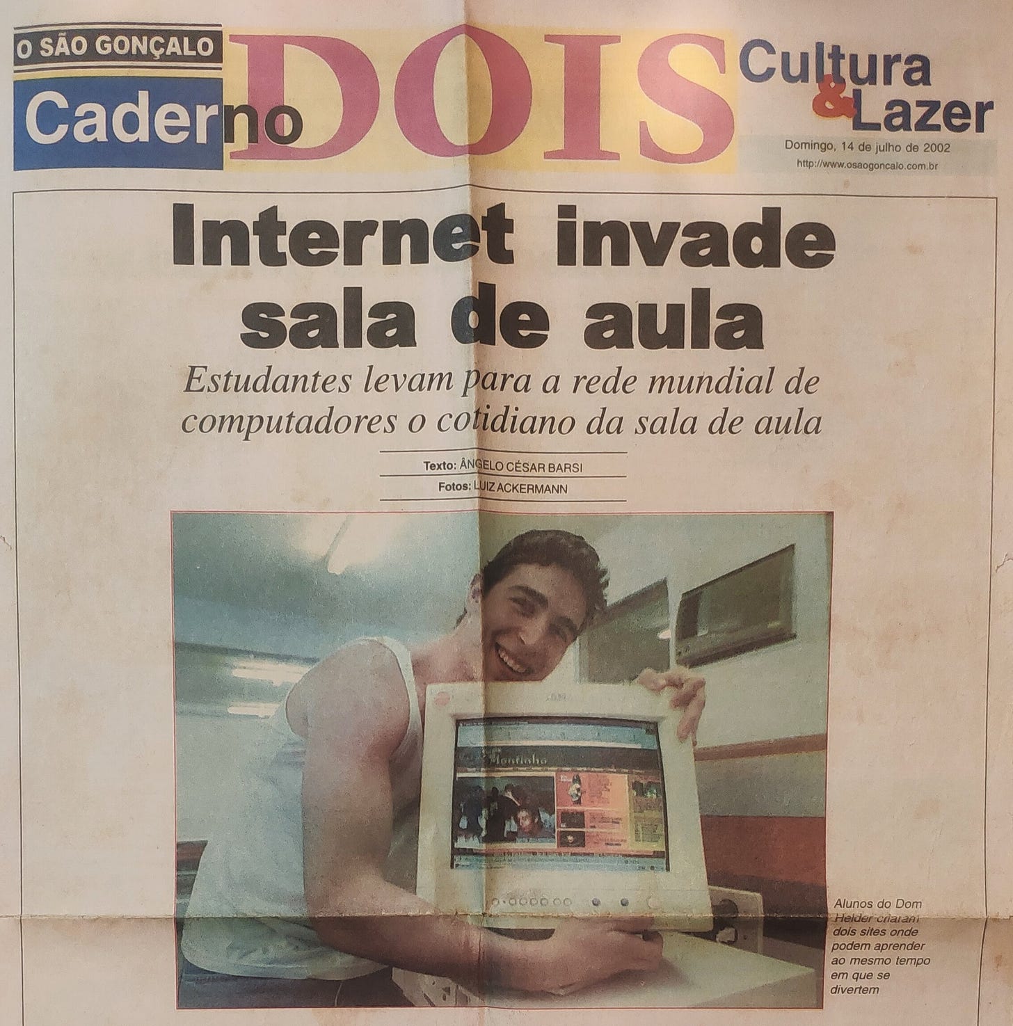 Matéria de jornal onde Eric mostra o site que criou para a escolha